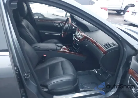 2011 Mercedes-Benz S 550 z USA, uszkodzony, nr VIN WDDNG7BB1BA390246